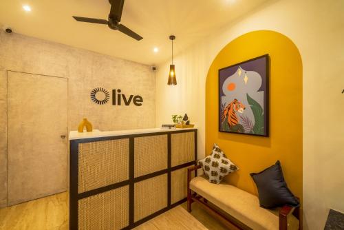 una sala de estar con sofá y una pintura en la pared en Olive HAL 2nd Stage - by Embassy Group, en Bangalore