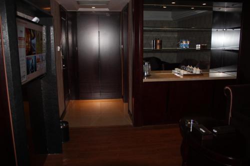 a dark room with a bar and a hallway at Hengna International Hotel in Yiwu