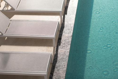a shelf next to a swimming pool next to a floor at CubeStudio21 in Kallithea Halkidikis