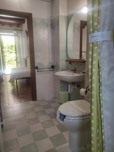 ピエトラルンガにあるAgriturismo Borgo San Benedettoのバスルーム(トイレ、洗面台付)