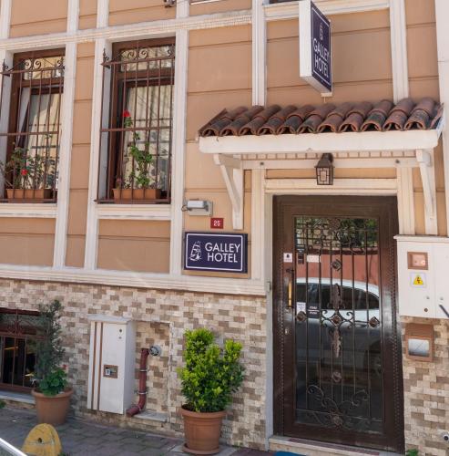 Η πρόσοψη ή η είσοδος του Galley Hotel
