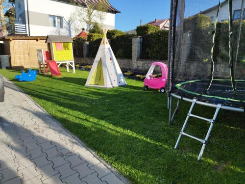 Kawasan permainan kanak-kanak di Apartament Uroczy Zakątek