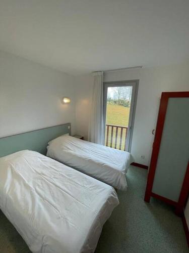 - 2 lits dans une chambre avec fenêtre dans l'établissement ECHALAR Piscine Vue Montagnes, à Souraïde