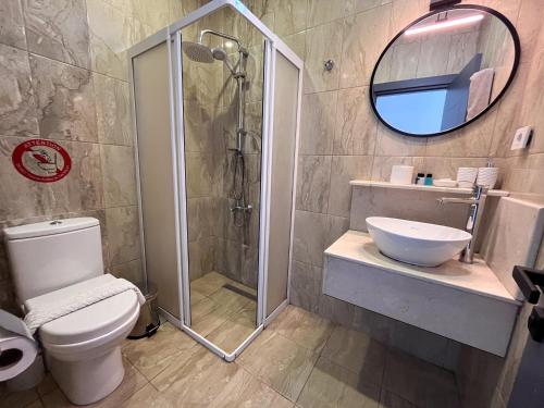 Ένα μπάνιο στο Galley Hotel