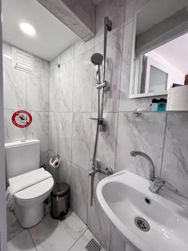 Ένα μπάνιο στο Galley Hotel