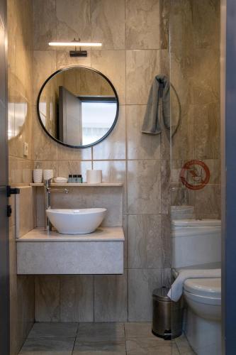 Ένα μπάνιο στο Galley Hotel