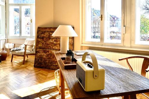 Altbau-Traum im Stadtzentrum في غراتس: غرفة معيشة مع طاولة عليها حقيبة