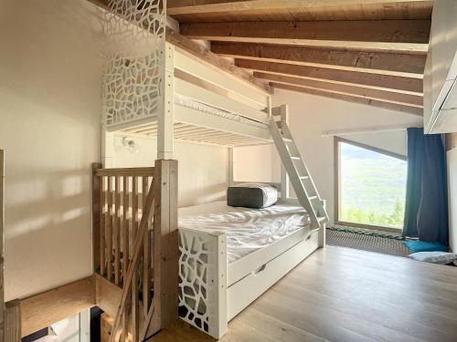 Zimmer mit einem Etagenbett und einer Treppe in der Unterkunft La Plagne-les Coches vue Mont Blanc 6 pers piscine sauna in Les Coches