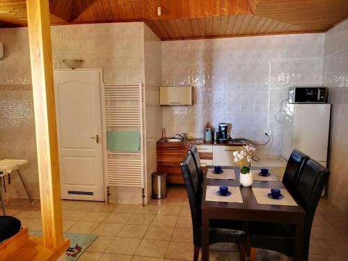 Kuchyňa alebo kuchynka v ubytovaní CsillagVár apartman