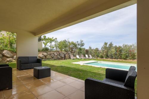 un patio avec des chaises et une piscine dans l'établissement Casa Sulia, à Belgodère