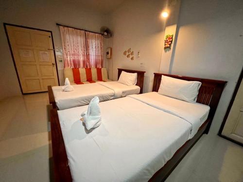 Katil atau katil-katil dalam bilik di พิณทอง รีสอร์ท