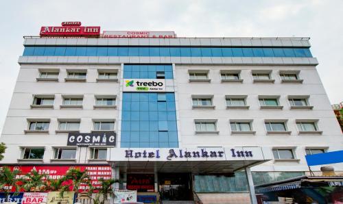 ein Hotelgebäude mit einem Schild darauf in der Unterkunft Treebo Trend Alankar Inn in Vijayawāda