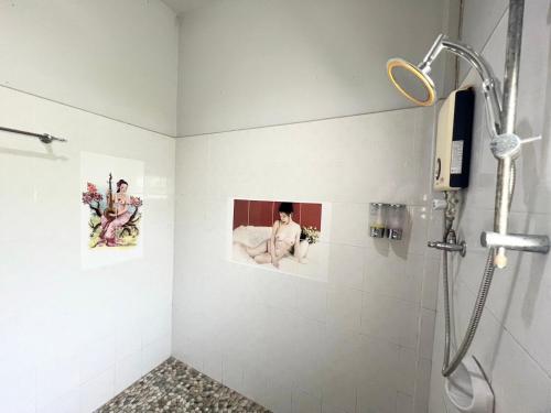 Koupelna v ubytování พิณทอง รีสอร์ท