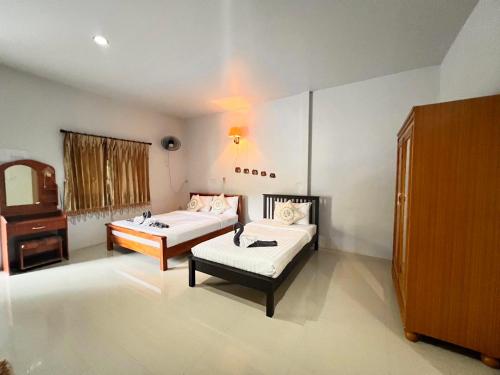 Katil atau katil-katil dalam bilik di พิณทอง รีสอร์ท