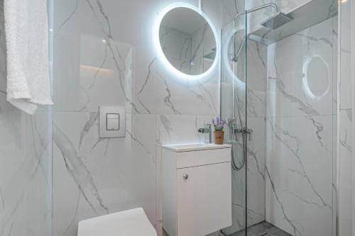 科孚城的住宿－Passaggio studio，一间带卫生间、水槽和镜子的浴室