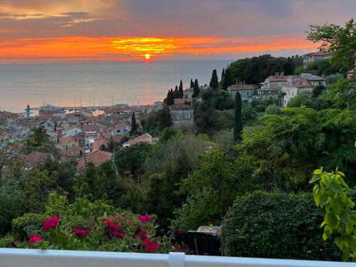 Blick auf eine Stadt mit Sonnenuntergang über dem Meer in der Unterkunft VISTA del MAR in Piran