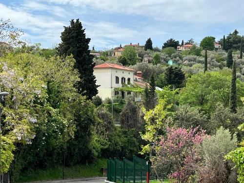 un edificio in mezzo a una foresta di alberi di VISTA del MAR a Piran