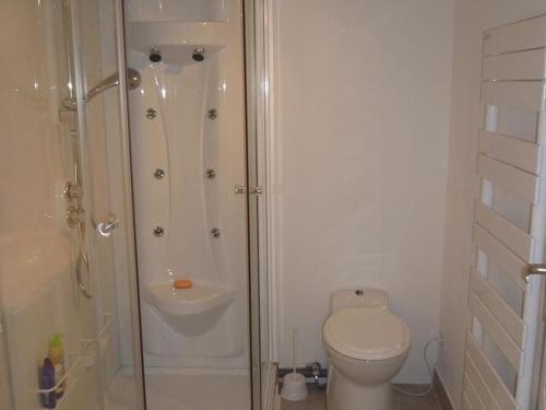 une salle de bain avec une douche, des toilettes et un lavabo dans l'établissement Appartement en Centre-Ville avec Terrasse et Parking, Accès Direct à la Plage - FR-1-474-4, à Arcachon