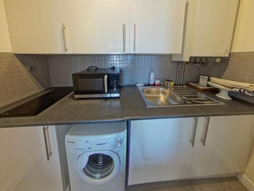 Η κουζίνα ή μικρή κουζίνα στο Studio à Larmor-Plage : Bourg et Plages à Pied, 2/3 Couchages, Terrasse Exposée Sud, WiFi Inclus - FR-1-349-111