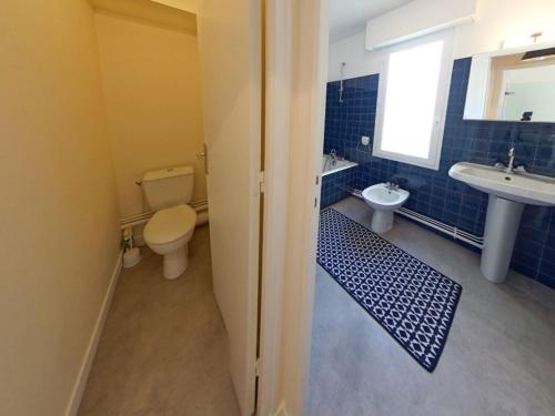 Ένα μπάνιο στο Studio à Larmor-Plage : Bourg et Plages à Pied, 2/3 Couchages, Terrasse Exposée Sud, WiFi Inclus - FR-1-349-111