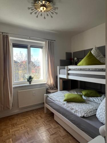 Двох'ярусне ліжко або двоярусні ліжка в номері Sweet Home cozy Dresden Apartment three