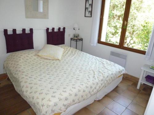 派拉索梅Villa au Pyla, Proximité Plage, Capacité 7 Pers. - FR-1-474-42的一间带一张大床的卧室,位于带窗户的房间内