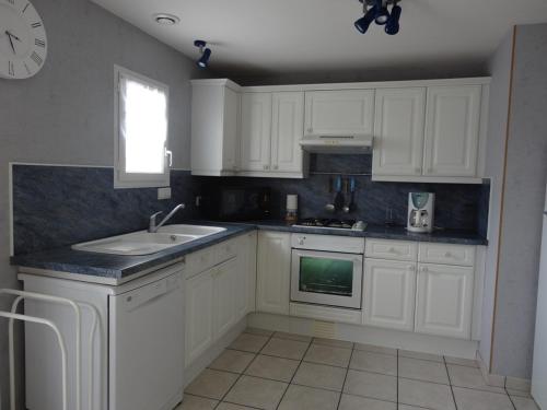 Photo de la galerie de l'établissement Villa Confortable 5 Pers. - Lumineuse, Proche Plage et Commerces, Jardin et Terrasse Tranquilles - FR-1-476-31, à Grues