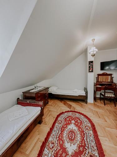Ein Bett oder Betten in einem Zimmer der Unterkunft Dwór Mościbrody