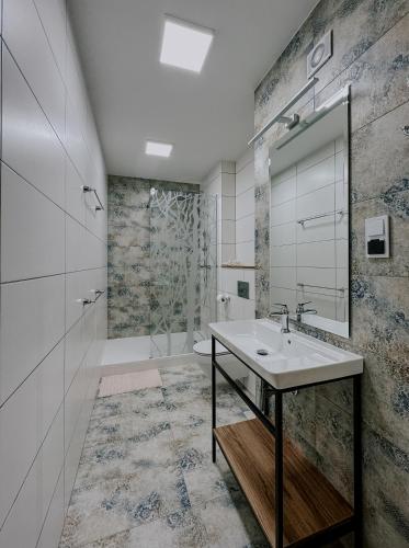 ein Badezimmer mit Waschbecken und Dusche in der Unterkunft Dwór Mościbrody in Siedlce