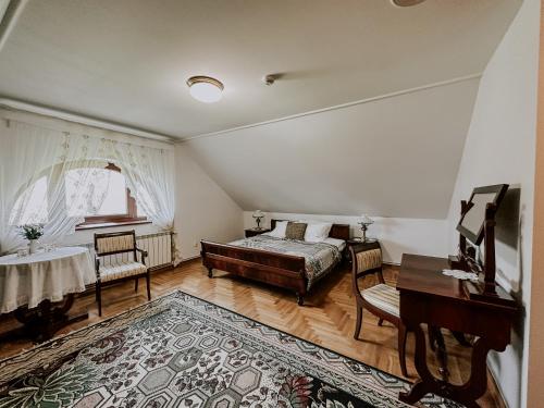 Ein Bett oder Betten in einem Zimmer der Unterkunft Dwór Mościbrody