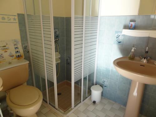 uma casa de banho com um chuveiro, um WC e um lavatório. em Maison La Faute-sur-Mer, 2 pièces, 4 personnes - FR-1-476-8 em La Faute-sur-Mer