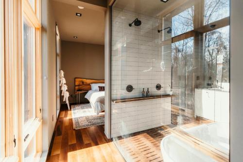 1 dormitorio y baño con ducha y bañera. en Idyll Reserve - Hocking Hills, en South Bloomingville