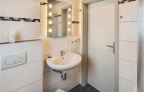 y baño con lavabo y espejo. en Lovely Home In Wittstock With Kitchen, en Wittstock
