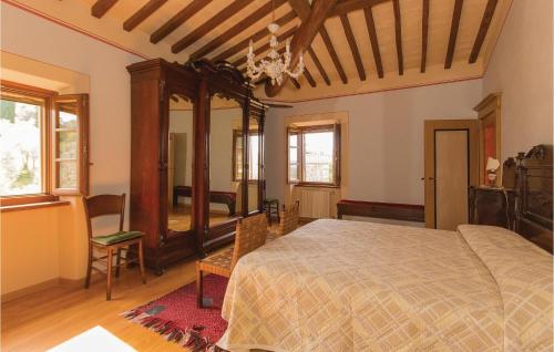 1 dormitorio con 1 cama, mesa y sillas en Casa Le Querce, en Pieve a Maiano