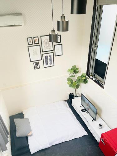 a bedroom with a bed and a desk with a laptop at Alo BnB 4 - Near KABUKICHO, SHINJUKU, SHINOKUBO, SHIBUYA - Self check-in in Tokyo