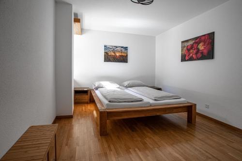 ein Schlafzimmer mit einem Bett in einem Zimmer in der Unterkunft Casa Bernina in Poschiavo