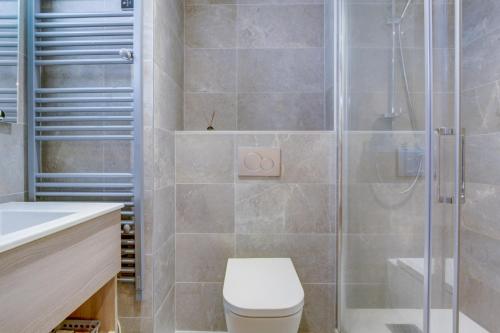 La salle de bains est pourvue d'une douche, de toilettes et d'un lavabo. dans l'établissement Frenes Hauts 002 deux pieces cabine pour 4 6 personnes au pied des pistes du Pleney, à Morzine