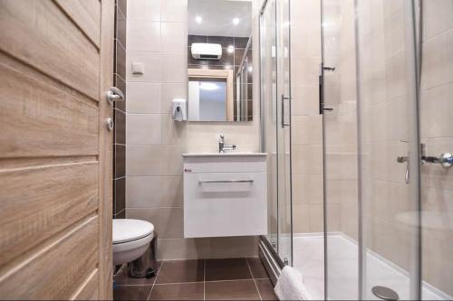 een badkamer met een toilet en een glazen douche bij Apartman Ana in Herceg-Novi