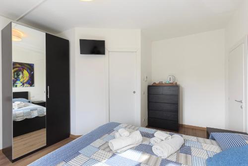 1 dormitorio con cama y espejo en Tata's Room, en Cernobbio