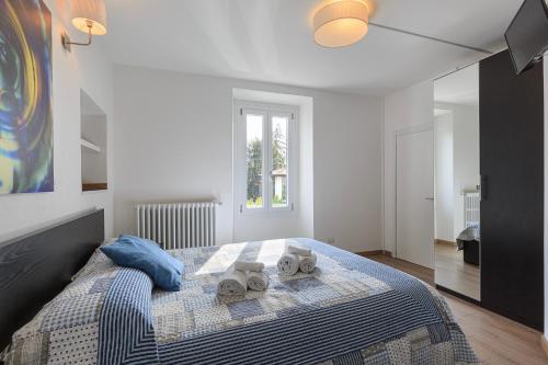 1 dormitorio con 1 cama con toallas en Tata's Room, en Cernobbio