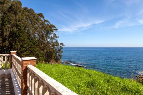 Blick auf das Meer von einer Haltewand in der Unterkunft Costa vasca 