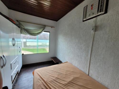 Ένα ή περισσότερα κρεβάτια σε δωμάτιο στο Casa de praia frente mar