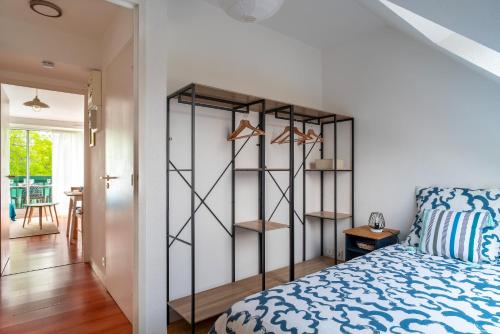 - une chambre avec un lit et une chambre avec une table dans l'établissement Bananec- Appt à 300 mètres de la plage, à La Forêt-Fouesnant