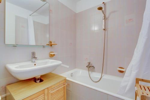een badkamer met een wastafel en een douche bij PICARON A8 in Morzine