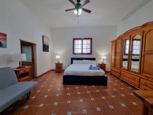 a bedroom with a bed and a ceiling fan at Villa Majorera para 13 Huéspedes y piscina privada in Villaverde
