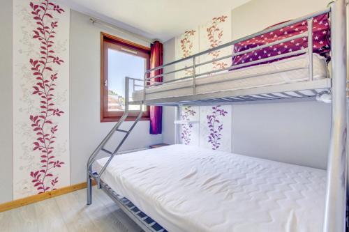 een slaapkamer met 2 stapelbedden en een raam bij PICARON A8 in Morzine