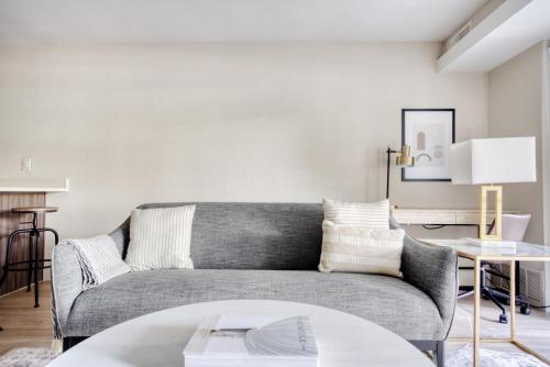 Φωτογραφία από το άλμπουμ του Sunnyvale 1BR w WD Gym Pool nr FB Google SFO-730 σε Σανιβέιλ