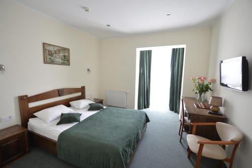 Una cama o camas en una habitación de Hotel Kopa - Lviv