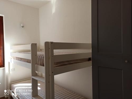 ein paar Etagenbetten in einem Zimmer in der Unterkunft Il Maestrale in Isola Rossa
