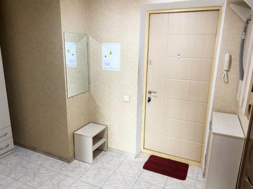 La salle de bains est pourvue d'une douche, de toilettes et d'une porte. dans l'établissement Апартаменти поруч з метро Лівобережна, à Kiev